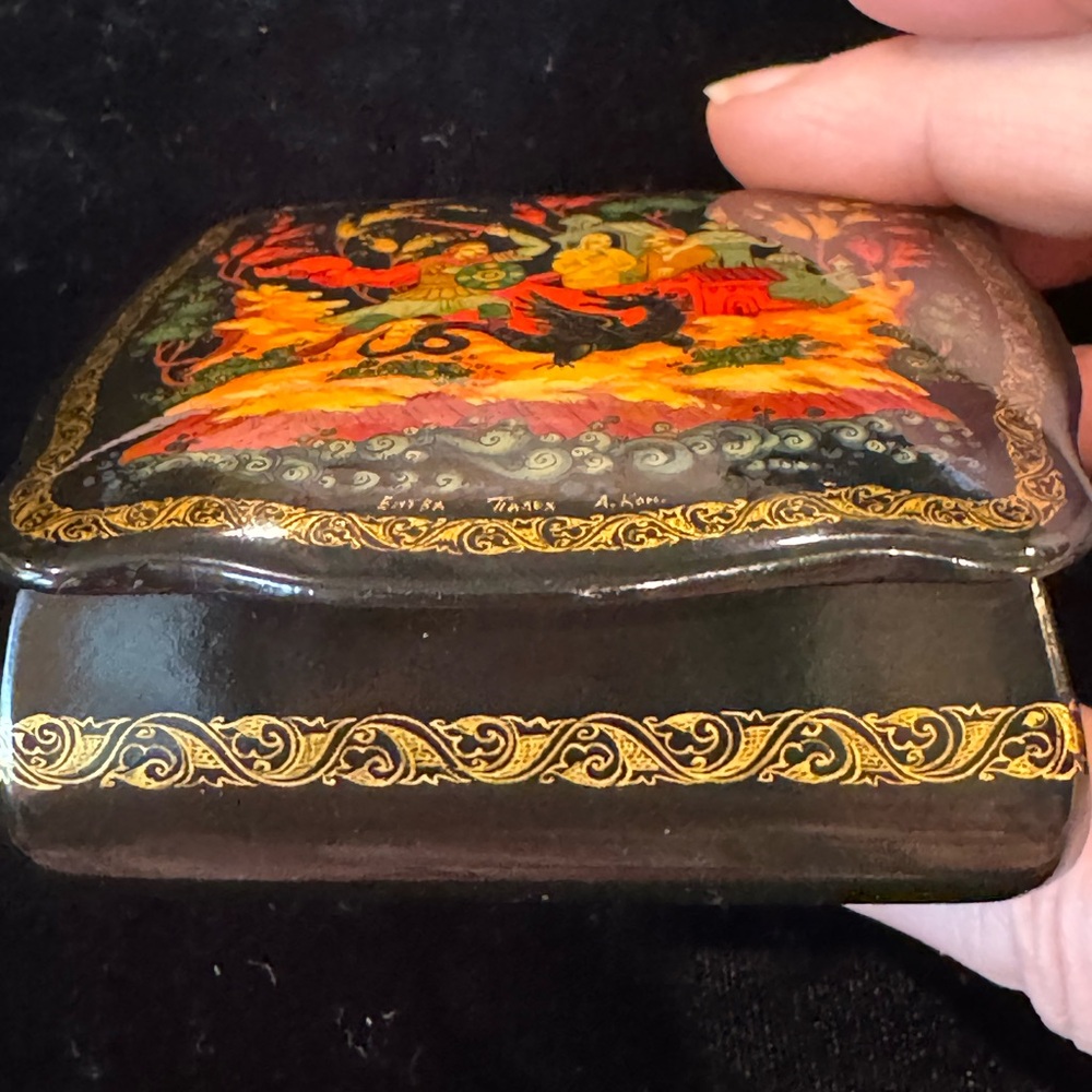 Exquisitely Hand-Painted Russian Palekh Lacquer Box Signed - Picture 6 of 11